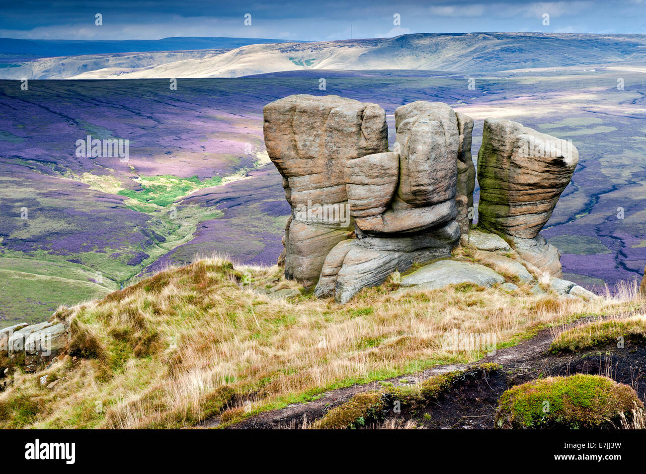 Il guanto di boxe che si affaccia su pietre Ashop nero Moor, Kinder Scout, Parco Nazionale di Peak District, Derbyshire, Inghilterra Foto Stock