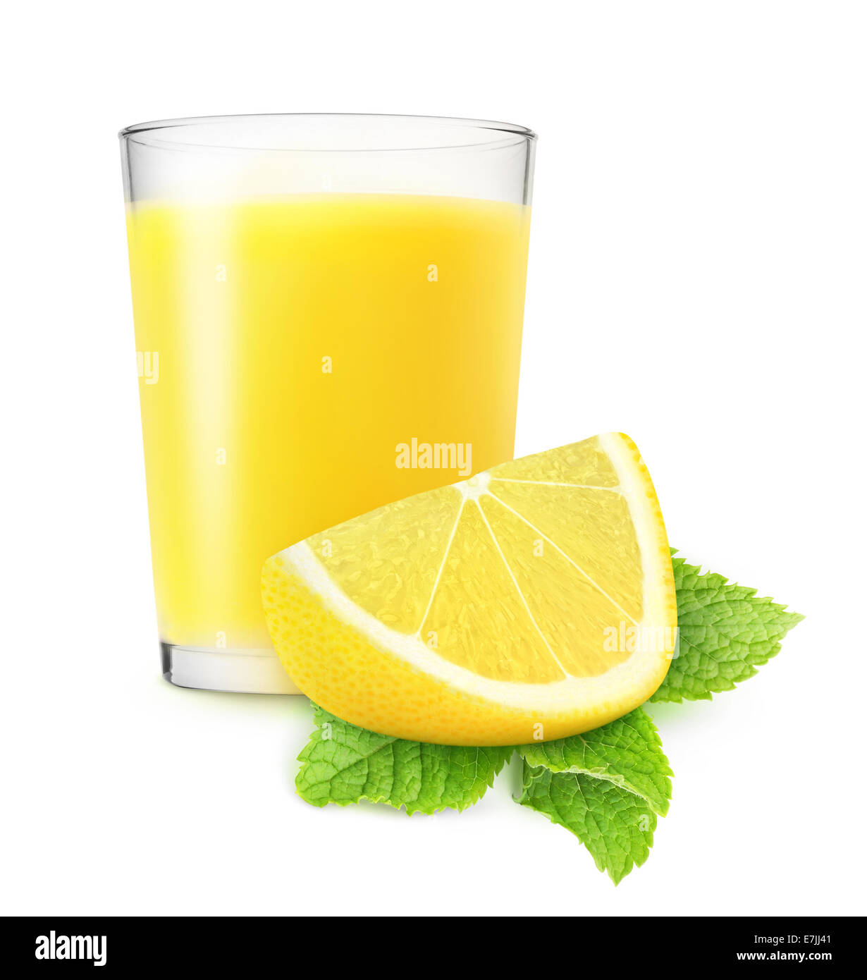 Bicchiere di limonata o succo di limone su sfondo bianco Foto Stock