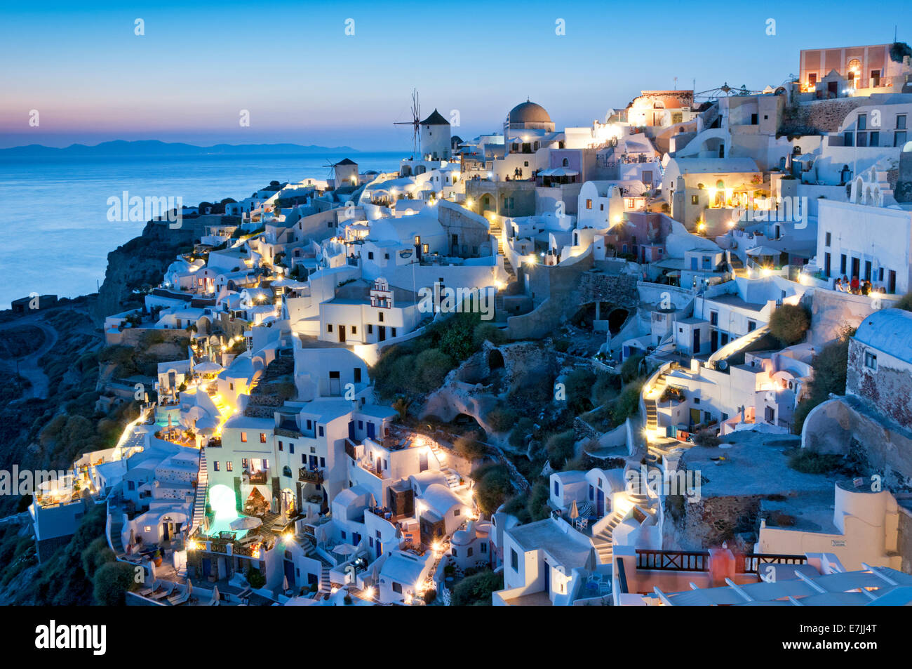 Mulini a vento & imbiancato case tradizionali di notte, Oia - Santorini, isole greche, Grecia, Europa Foto Stock