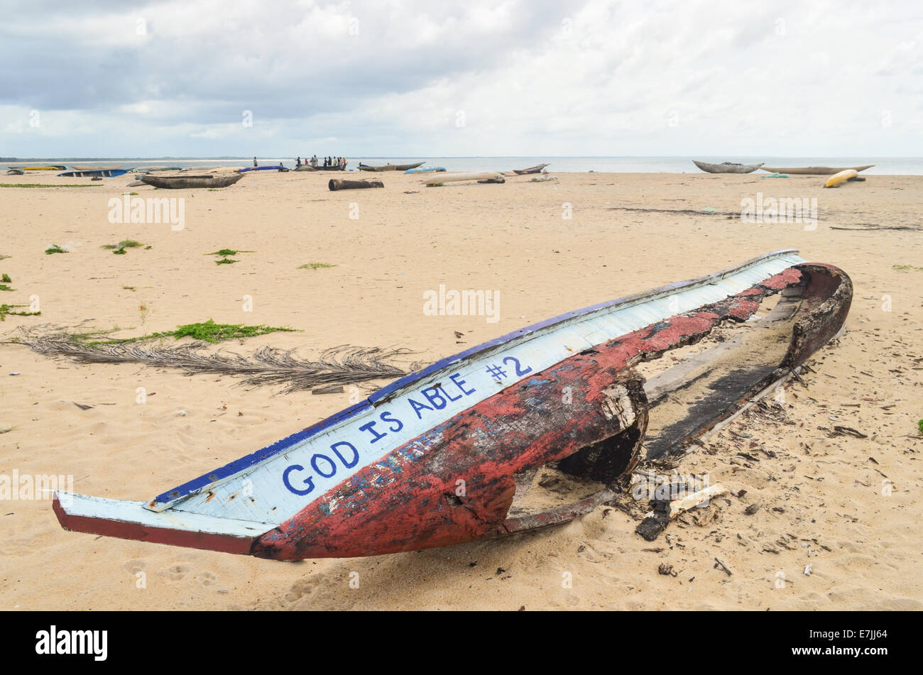 In legno barca da pesca naufragare sulla spiaggia di Robertsport, Liberia, lettura " Dio è in grado' Foto Stock