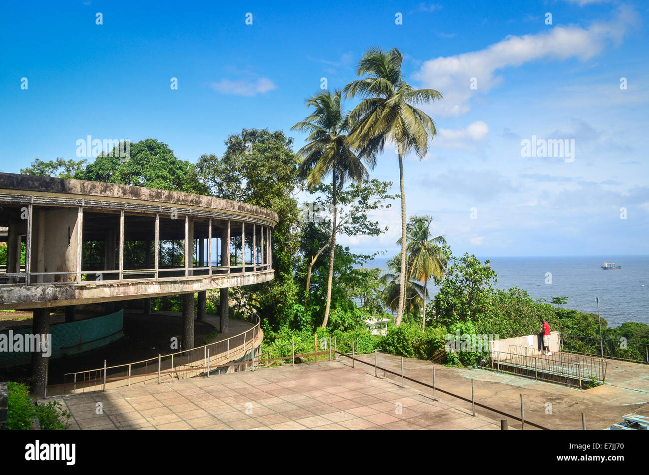 Rovine di Hotel Ducor, uno dei primi alberghi di 5 stelle in Africa, precedentemente di proprietà di Gheddafi, nel centro di Monrovia, Liberia Foto Stock