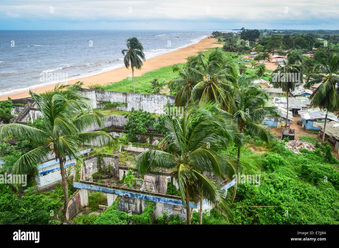 Rovine dell'Hotel Africa vicino all'Oceano Atlantico nella periferia nord di Monrovia, Liberia Foto Stock