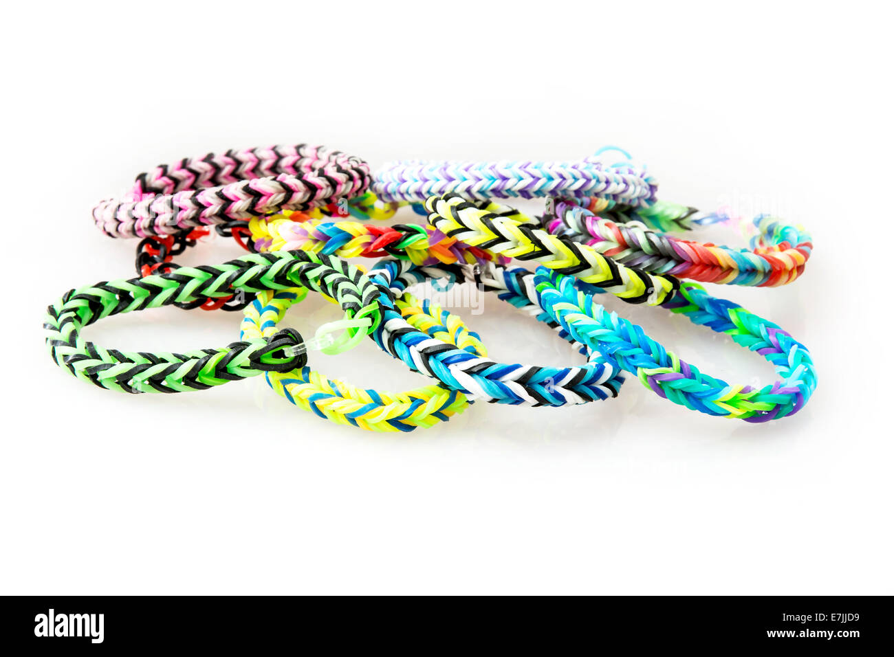 Gomma colorata bracciali isolato su uno sfondo bianco. Foto Stock