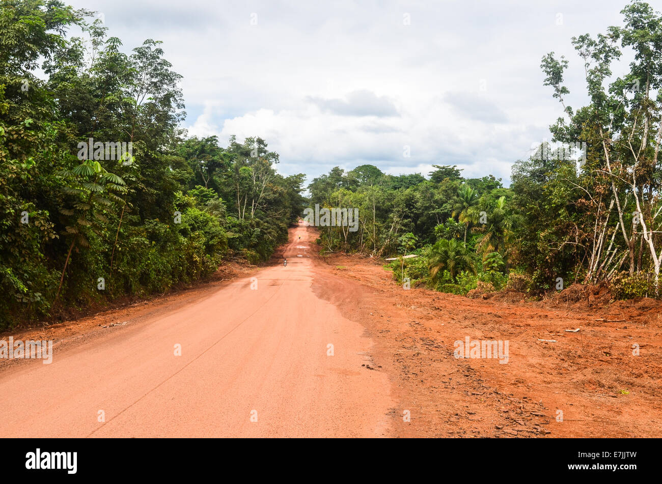 Rosso fango di terra strada in Liberia, Africa Foto Stock