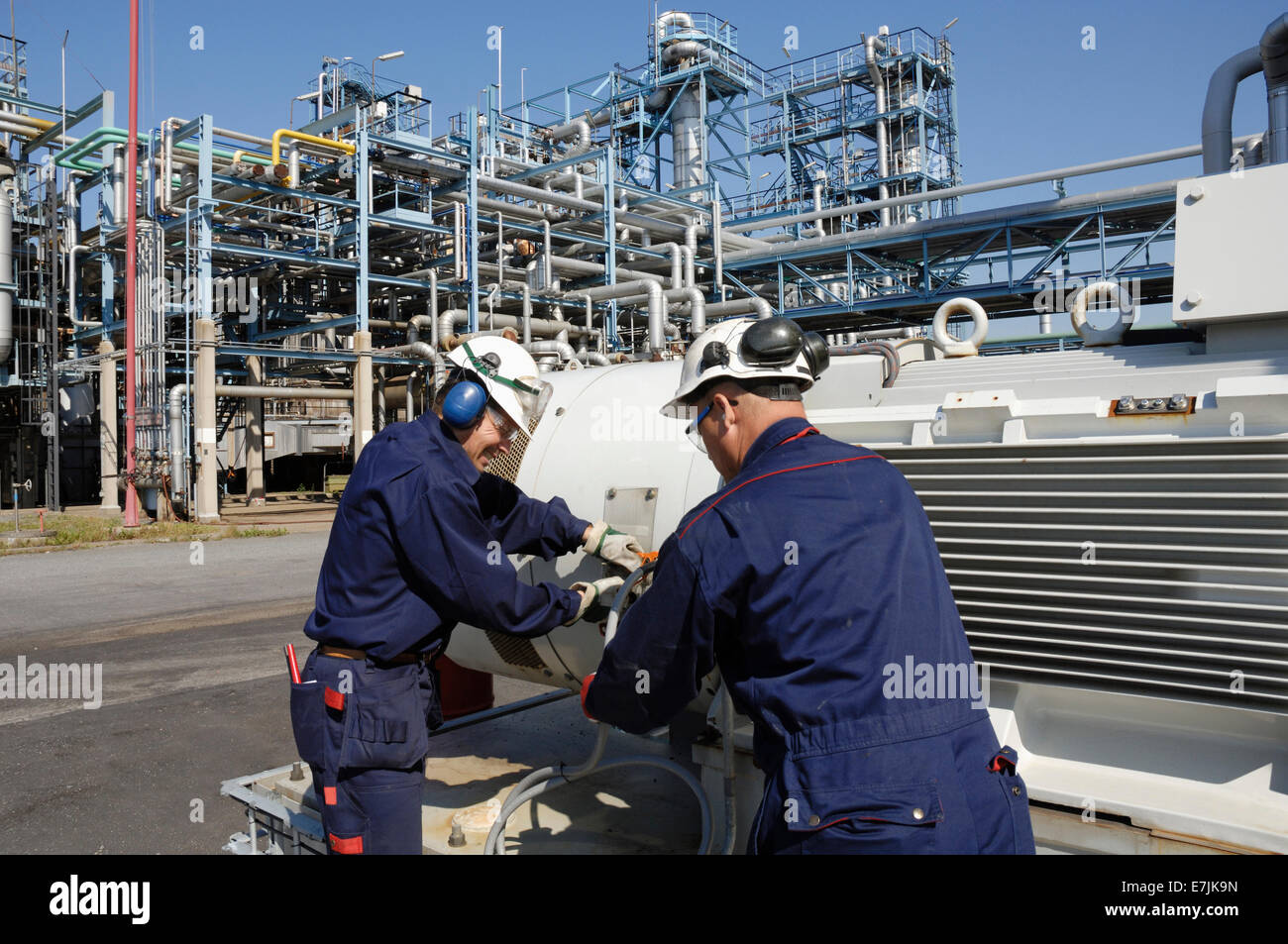 Due di petrolio e di gas all'interno dei lavoratori grande olio e installazione di gas Foto Stock