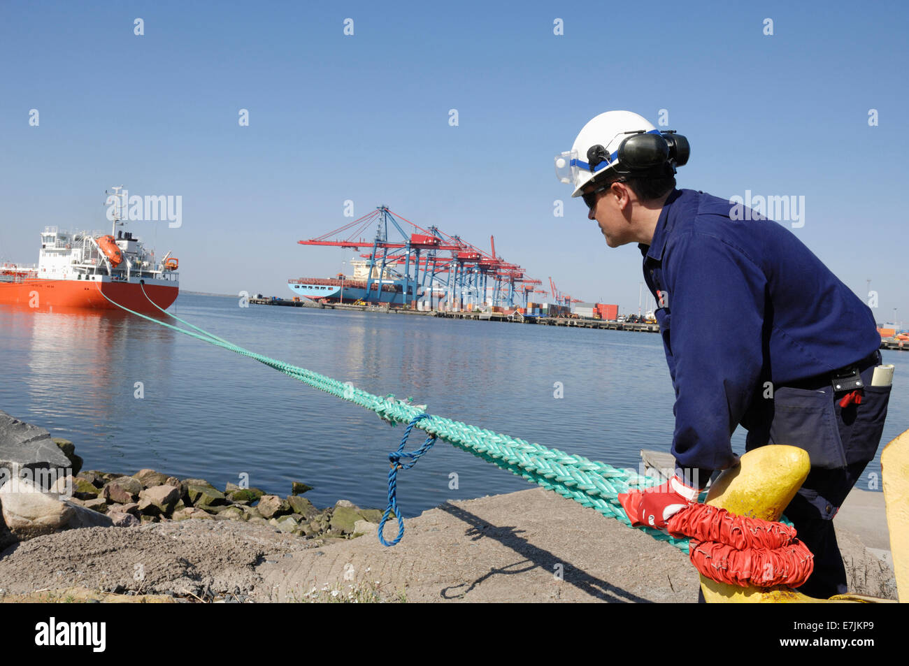 Lavoratore dock mattina grandi navi porta container in background Foto Stock