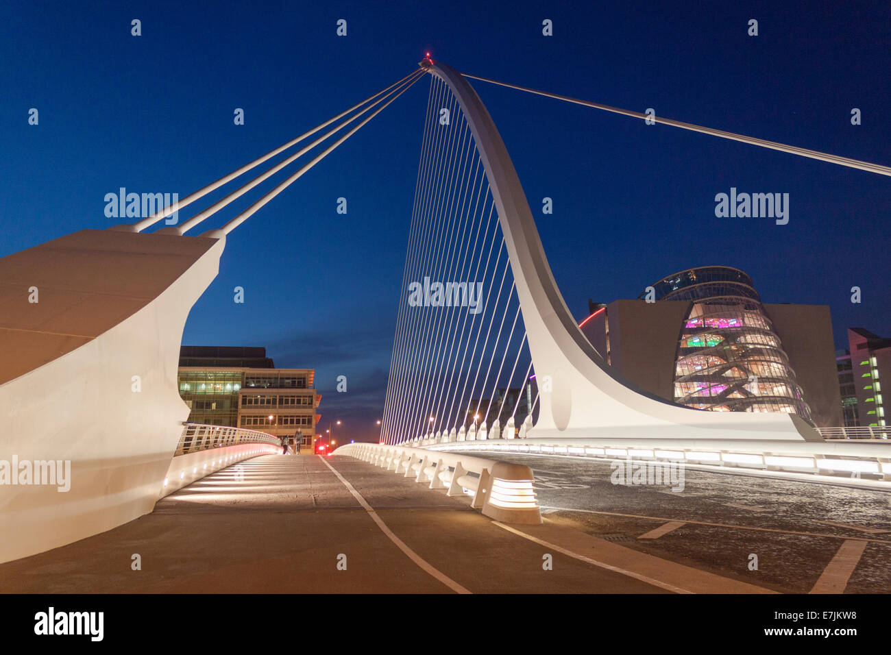 Samuel Beckett bridge Dublino Irlanda oltre il fiume Liffey Foto Stock