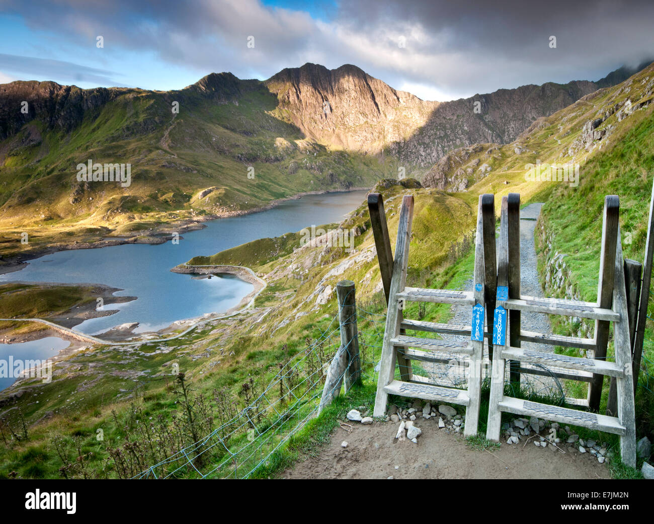 Llyn Llydaw dal PYG via sostenuto dal picco di Y Lliwedd, Cwm Dyli, Snowdonia National Park, North Wales, Regno Unito Foto Stock