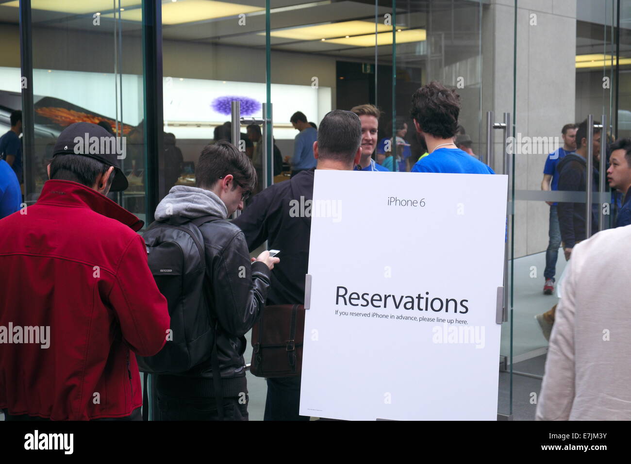 Sydney, Australia. 19 Settembre, 2014. I clienti Apple in coda per acquistare un iphone 6 da il flagship store di Apple su George Street, Sydney, Australia. Credito: martin berry/Alamy Live News Foto Stock