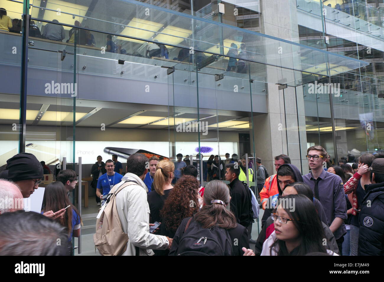Sydney, Australia. 19 Settembre, 2014. I clienti Apple in coda per acquistare un iphone 6 da il flagship store di Apple su George Street, Sydney, Australia. Credito: martin berry/Alamy Live News Foto Stock