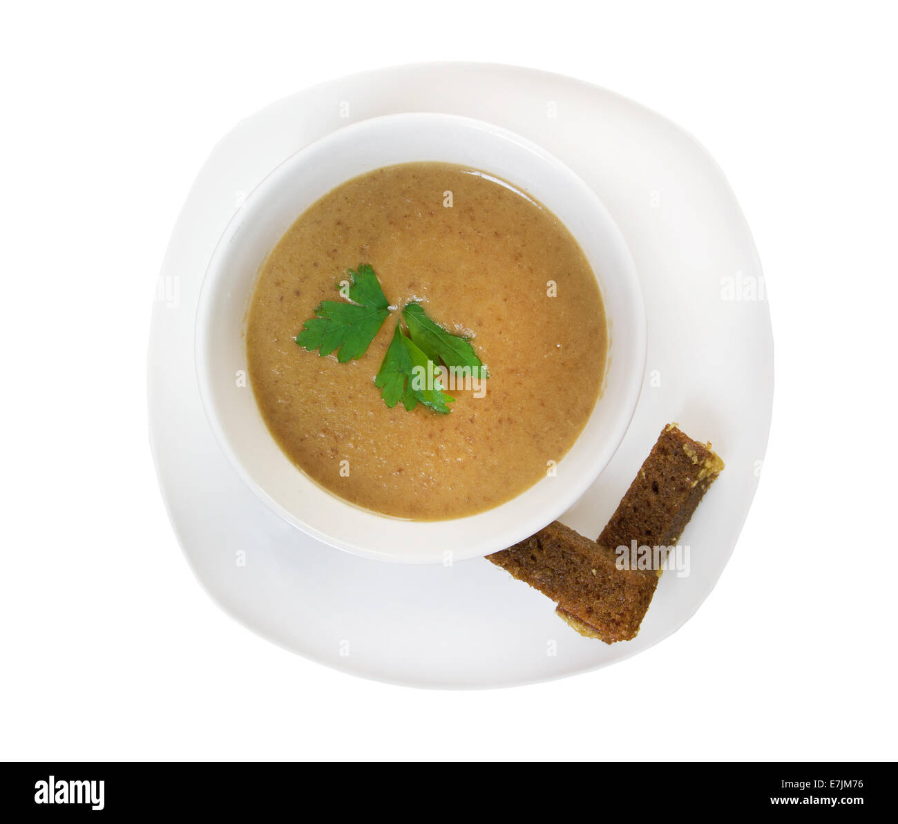 Cremosa zuppa musroom servita . closeup isolati su sfondo bianco. Foto Stock