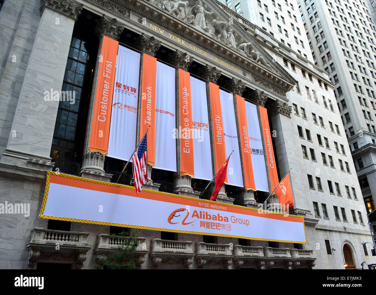 New York, Stati Uniti d'America. 18 Settembre, 2014. Segno appeso al New York Stock Exchange per celebrare l'offerta pubblica iniziale dei cinesi e commerce azienda Alibaba. Credito: Christopher Penler/Alamy Live News Foto Stock