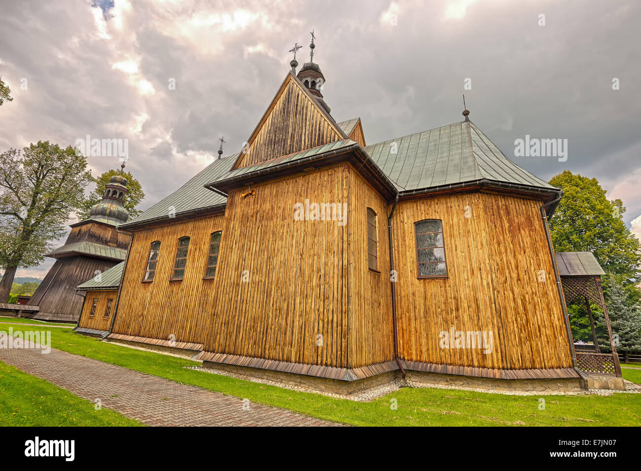 Legno bella chiesa parrocchiale della Immacolata Concezione in Spytkowice vicino a Cracovia, Nowy Targ County, Polonia. Immagine hdr, ampia Foto Stock