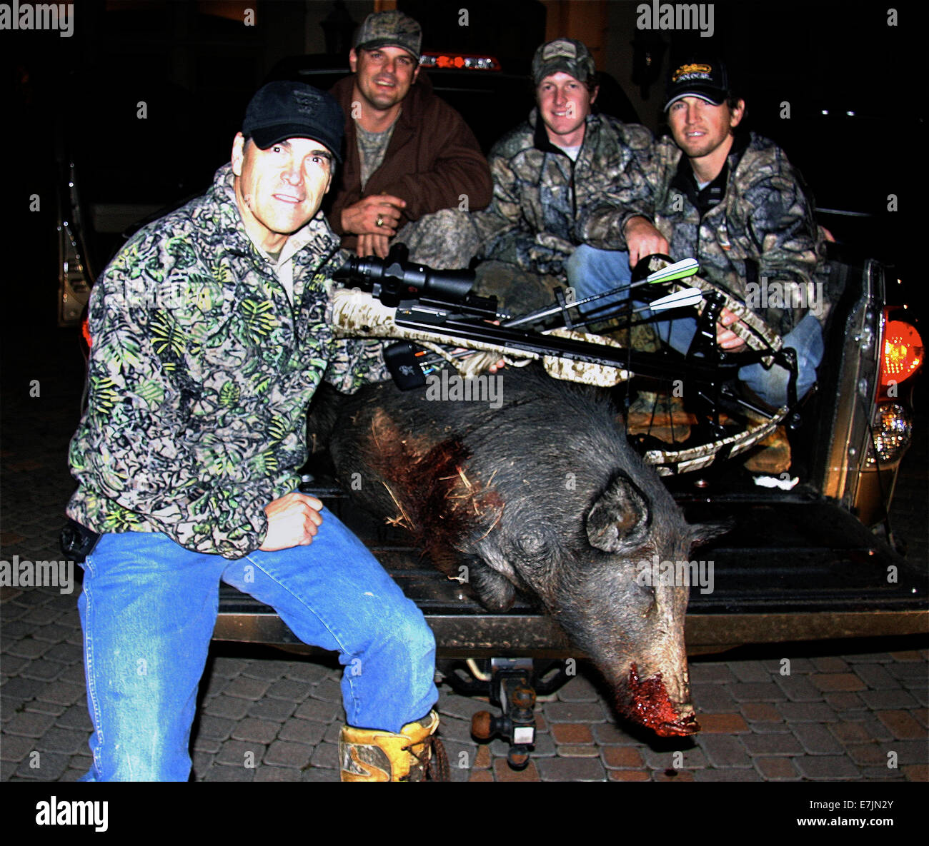 Texas Governor Rick Perry pone con gli amici dopo la ripresa di un cinghiale durante un viaggio di caccia del Vinson Ranch Marzo 19, 2008 in Albany, Texas. Foto Stock