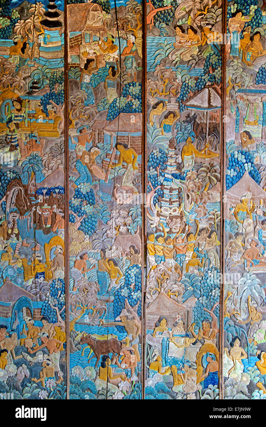 150 anni di legno scolpito sul pannello della porta Puri Anyar Kerambitan Palazzo Bali Indonesia Foto Stock