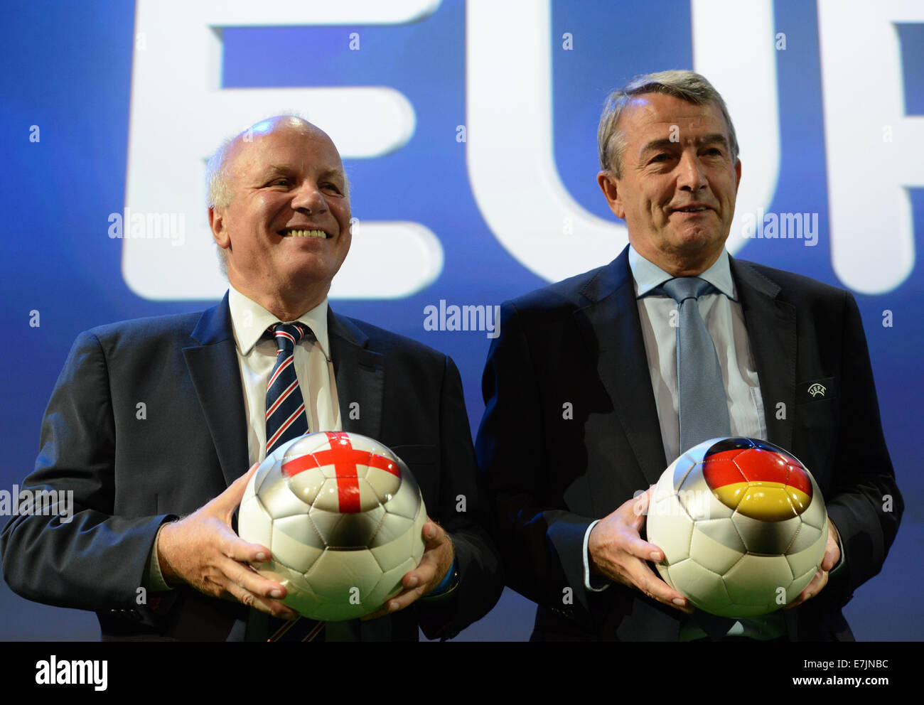 Ginevra, Svizzera. Xix Sep, 2014. Greg Dyke (L), Presidente della English Football Association (FA) e presidente del tedesco Football Association (DFB) Wolfgang Niersbach (R) reagiscono dopo la UEFA Euro 2020 ospita la cerimonia di annuncio presso l Espace Hippomene a Ginevra, Svizzera, 19 settembre 2014. Lo stadio di Wembley a Londra farà tappa finale ed entrambi i semi-finali di Euro 2020 torneo. Lo stadio Allianz Arena di Monaco di Baviera metterà in scena un quarto di finale e il gruppo di tre partite di Euro 2020 torneo. Credito: dpa picture alliance/Alamy Live News Foto Stock