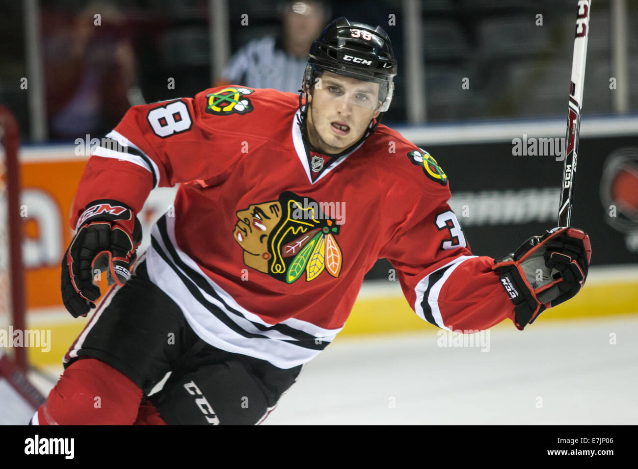 Settembre 15, 2014. Ryan Hartman (38) del Chicago Blackhawks segue il gioco durante un gioco tra il Chicago Blackhawks un Foto Stock