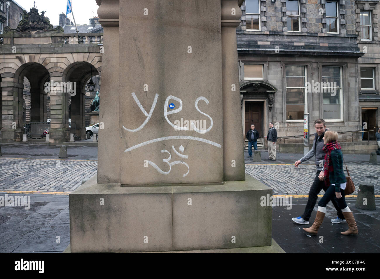 Referendum scozzese sì i graffiti sulla base del Adam Smith statua sul Royal Mile di Edimburgo Foto Stock