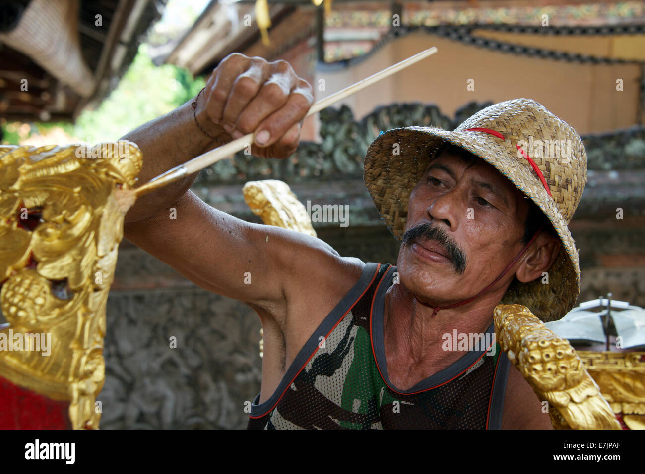 L'uomo pittura foglia oro tempio Kerambitan Bali Indonesia Foto Stock