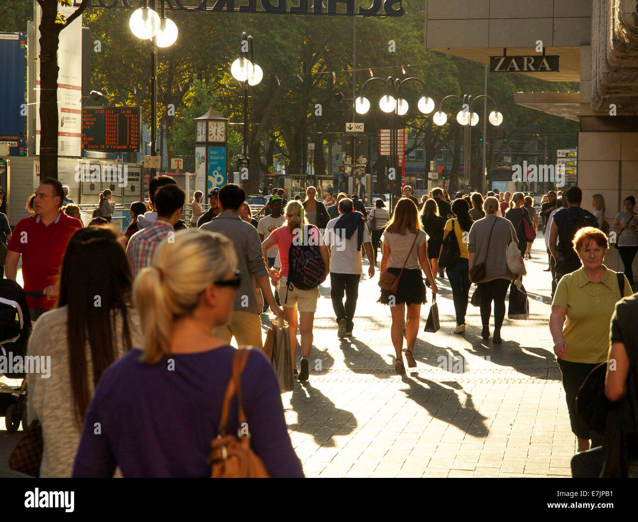 Shopping con molte persone nel centro della città di Colonia, NRW, Germania Foto Stock