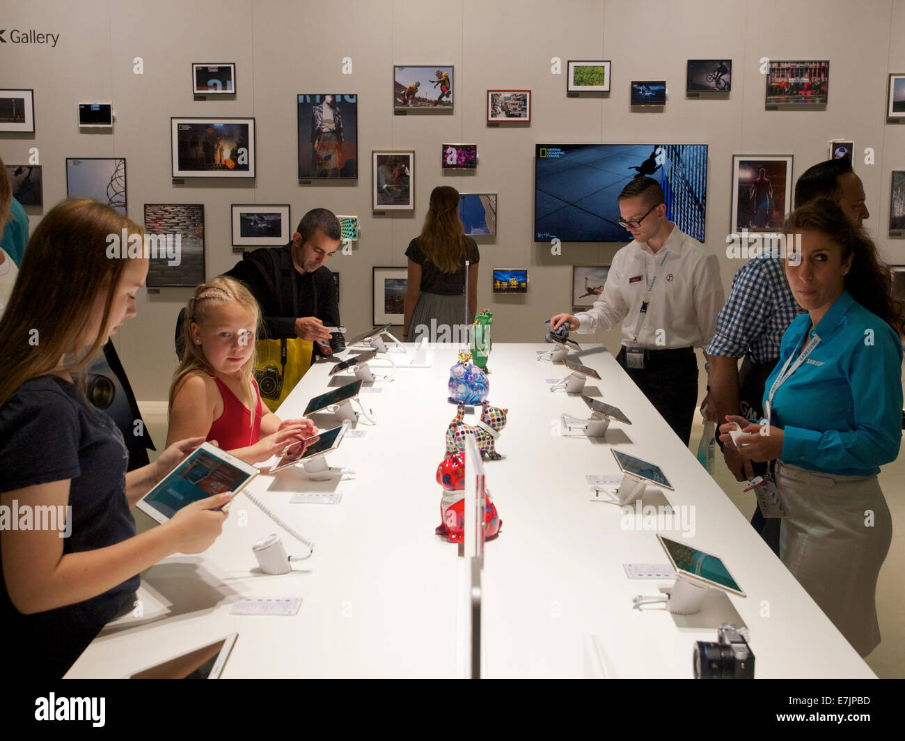 Persone che cercano le ultime Samsung Galaxy compresse a Photokina 2014 fiera di Colonia, Germania Foto Stock