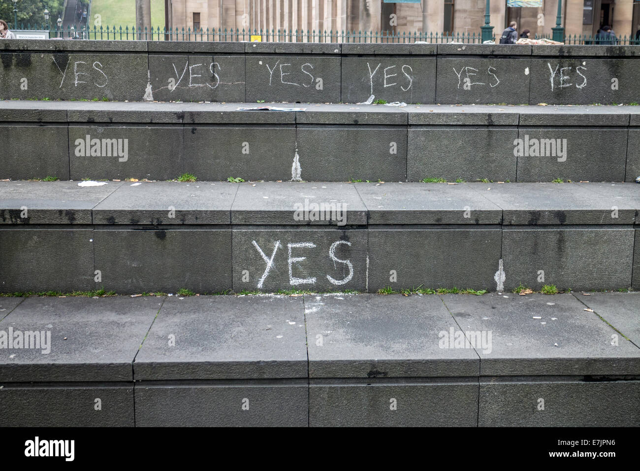 Referendum scozzese. Sì chalk graffiti presso il Tumulo, Princes Street, Edinburgh Foto Stock