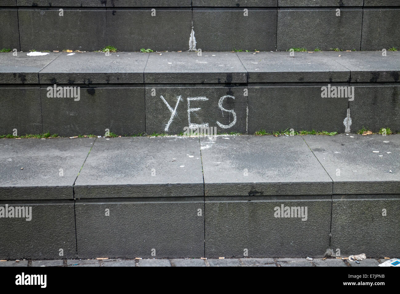 Referendum scozzese. Sì chalk graffiti presso il Tumulo, Princes Street, Edinburgh Foto Stock