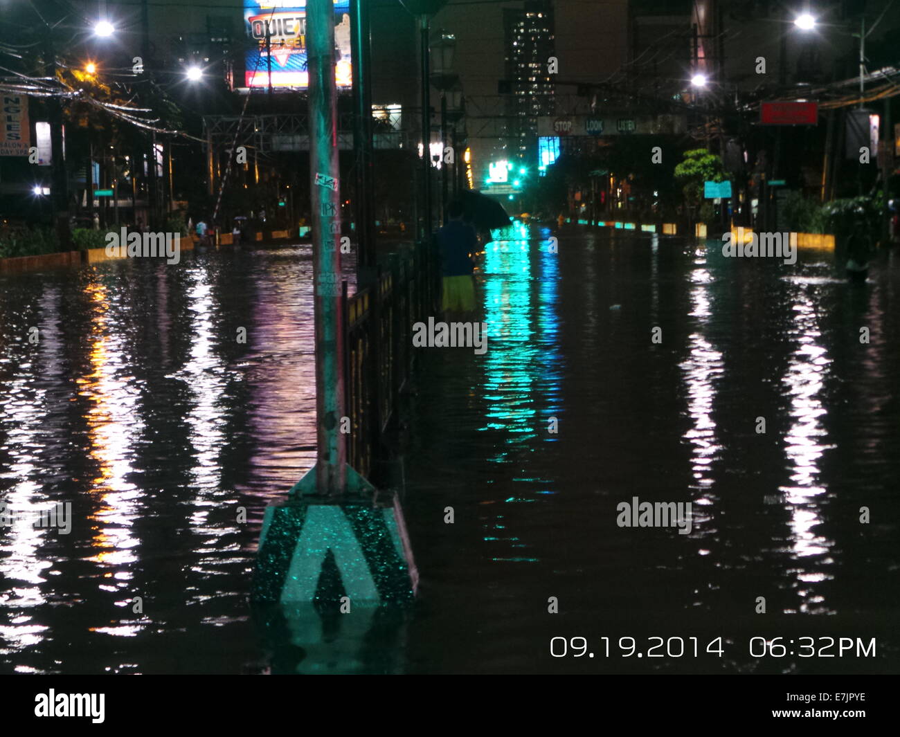 Manila, Filippine. 19 Settembre, 2014. Quasi un chilometro di Espana Blvd. è allagata e la maggior parte non praticabile a causa di profonde di gronda acque di esondazione portato dalla tempesta tropicale Fung Wong che è noto localmente come Mario. Alcuni veicoli e i passeggeri a filamento ha avuto il coraggio di attraversare il terribile le acque di esondazione lungo il tratto di Espana Blvd. Stima della sua quantità di pioggia è da 7 - 20 mm per ora(da moderata a intensa) entro il stropical tempesta di 350 km di diametro. Credito: Sherbien Dacalanio / Alamy Live News Foto Stock