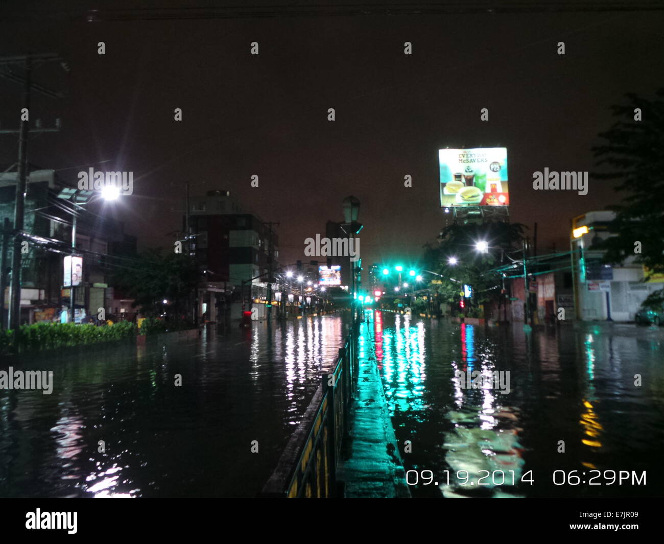 Manila, Filippine. 19 Settembre, 2014. Quasi un chilometro di Espana Blvd. è allagata e la maggior parte non praticabile a causa di profonde di gronda acque di esondazione portato dalla tempesta tropicale Fung Wong che è noto localmente come Mario. Alcuni veicoli e i passeggeri a filamento ha avuto il coraggio di attraversare il terribile le acque di esondazione lungo il tratto di Espana Blvd. Stima della sua quantità di pioggia è da 7 - 20 mm per ora(da moderata a intensa) entro il stropical tempesta di 350 km di diametro. Credito: Sherbien Dacalanio / Alamy Live News Foto Stock