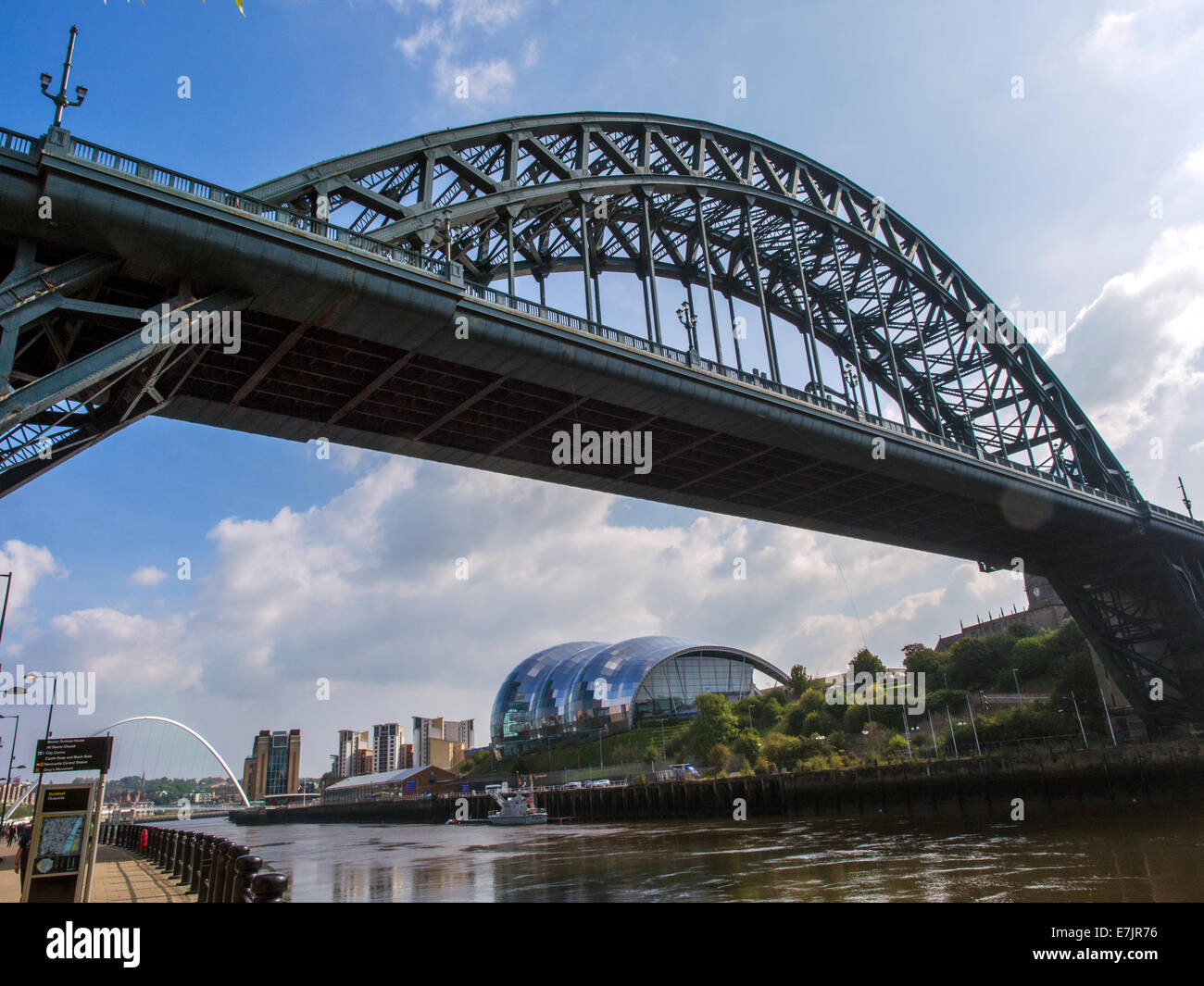 Newcastle upon Tyne, Quayside mostra ponti sul fiume Tyne, compreso il Gateshead Millennium Bridge (fondo) Foto Stock