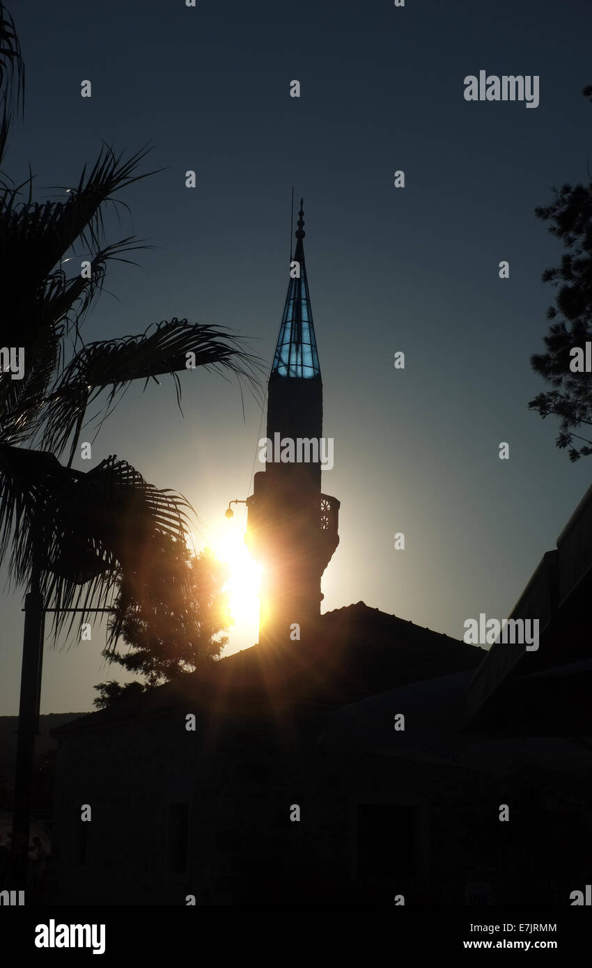 La luce del sole scintillante attraverso il minareto Foto Stock