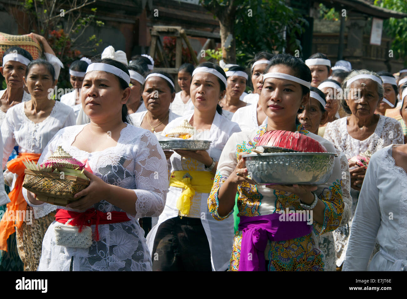 Processione religiosa con le donne offerte cuscinetto Pejaten Bali Indonesia Foto Stock