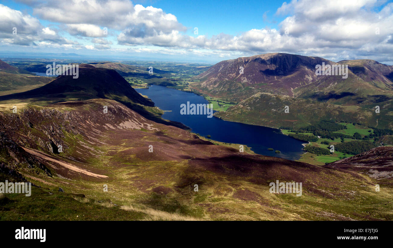 Crummock acqua e nei dintorni di fells guardando a nord dal rosso luccio, Lake District inglese, UK. Loweswater visibile oltre. Foto Stock