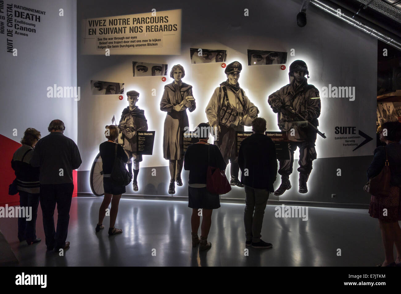 I turisti che visitano la Bastogne guerra museo sulla Seconda Guerra Mondiale due Battaglia di Bulge nelle Ardenne belghe, Belgio Foto Stock