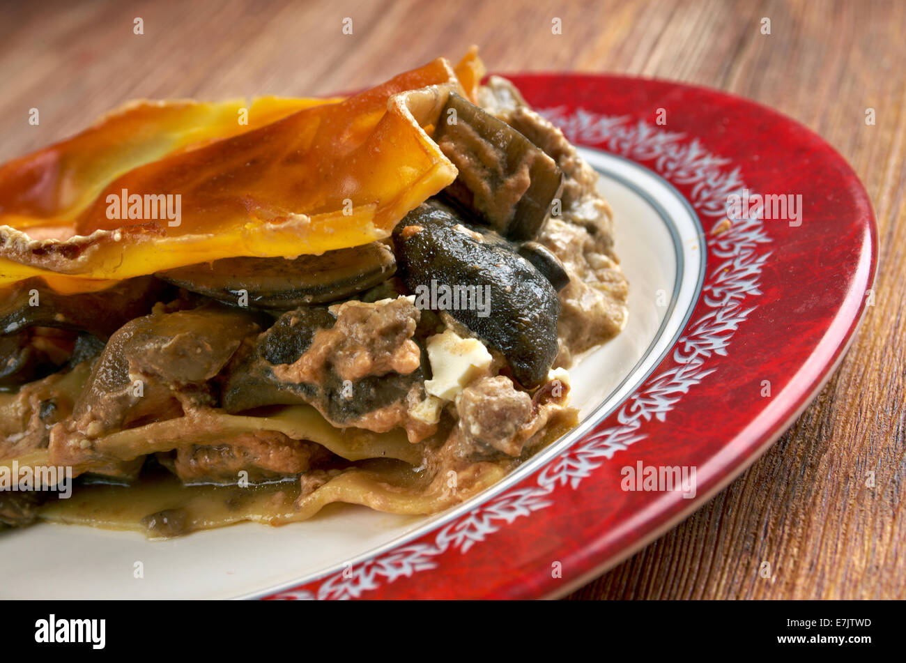 Lasagne con funghi e carni bovine.close up. farm-style Foto Stock