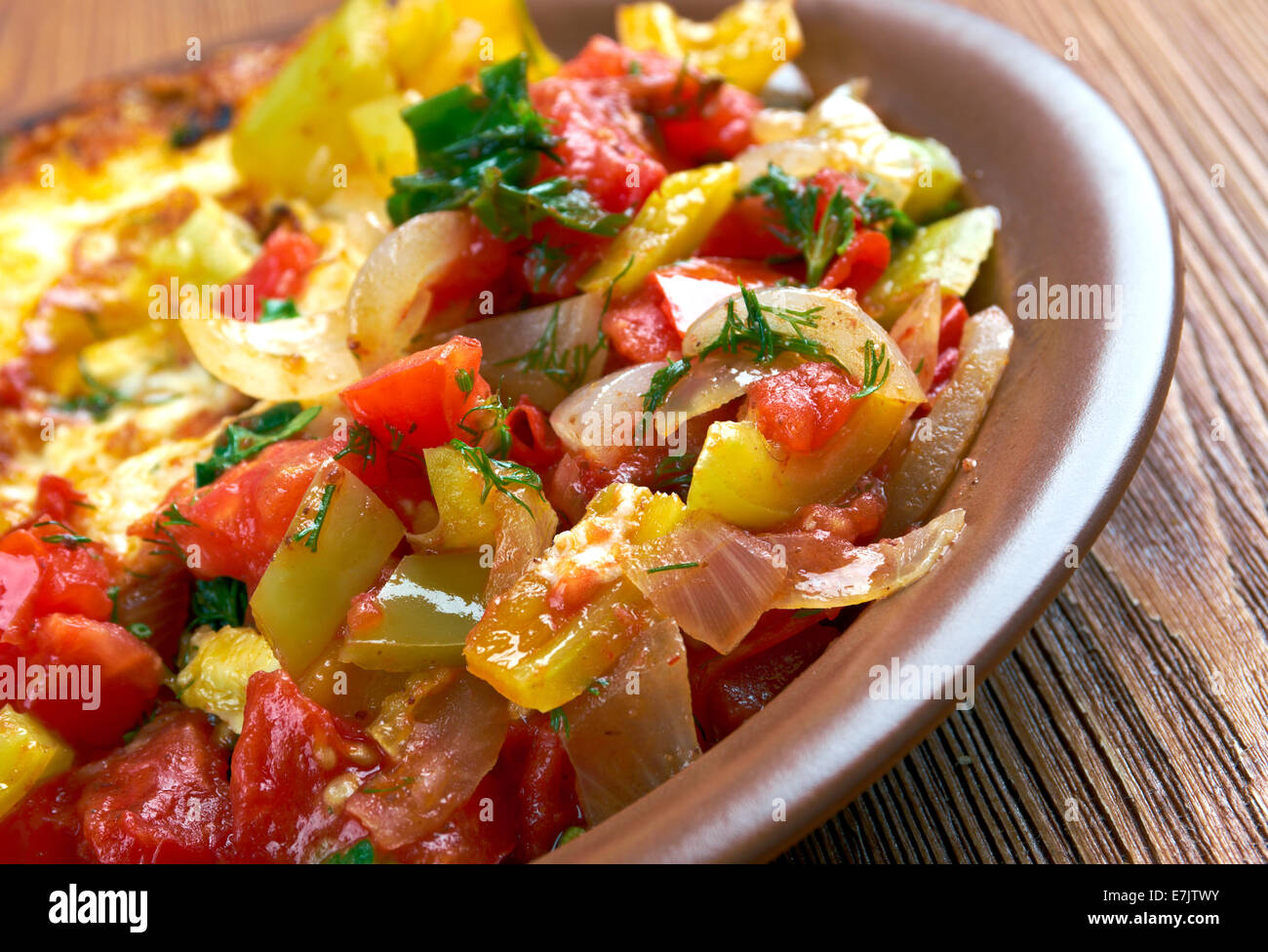 Uovo in un foro è il menu della prima colazione con pomodori e peperoni Foto Stock