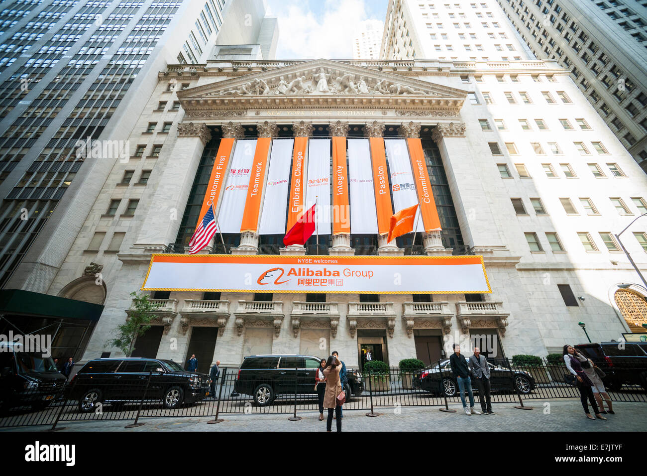 New York, Stati Uniti d'America. Xix Sep, 2014. I visitatori al di fuori della Borsa di New York decorato per il primo giorno di negoziazione per il Alibaba IPO il Venerdì, 19 settembre 2014. Il mammoth e-cmmerce azienda dalla Cina diventa pubblico con quello che potrebbe essere il più grande mai IPO. (© Richard B. Credito: Richard Levine/Alamy Live News Foto Stock