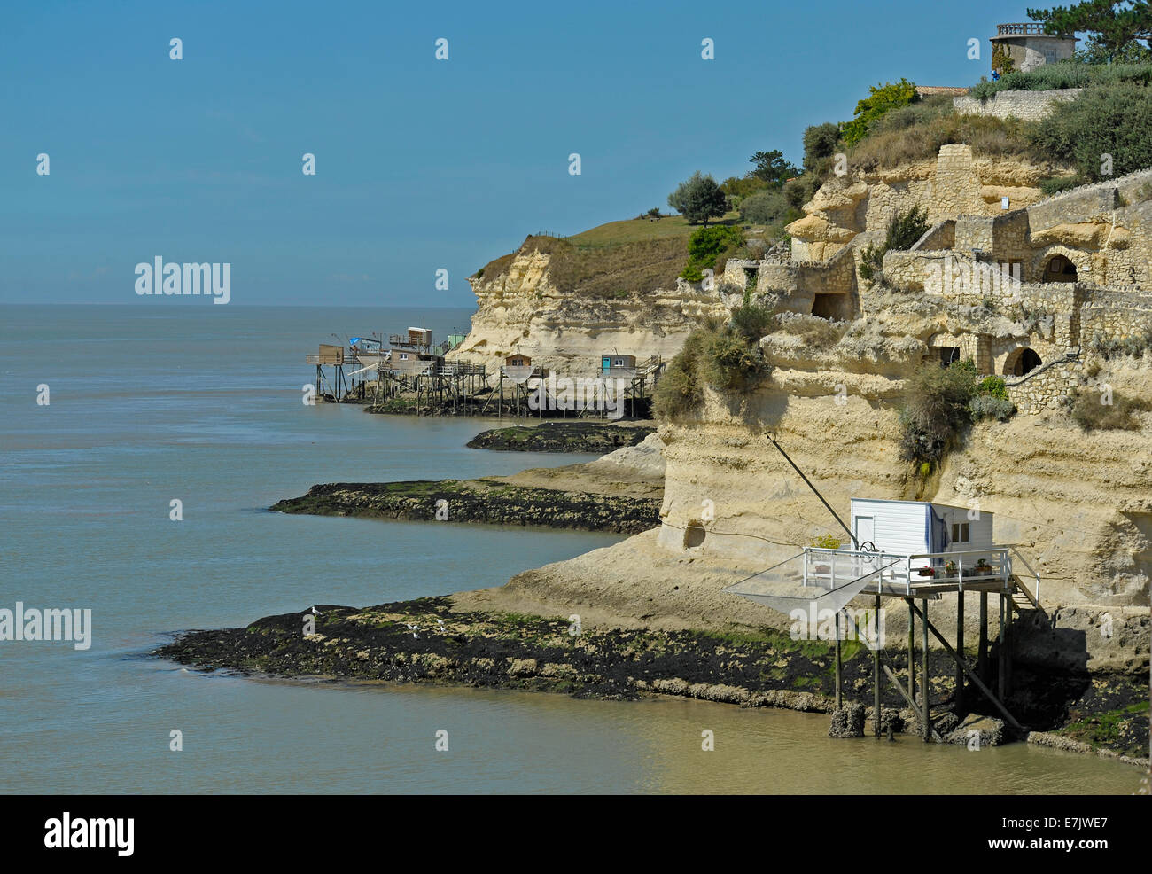 Shrimping baite (Carrelets) sull'estuario della Gironda,Charente Maritime,Poitou Charentes,Francia Foto Stock