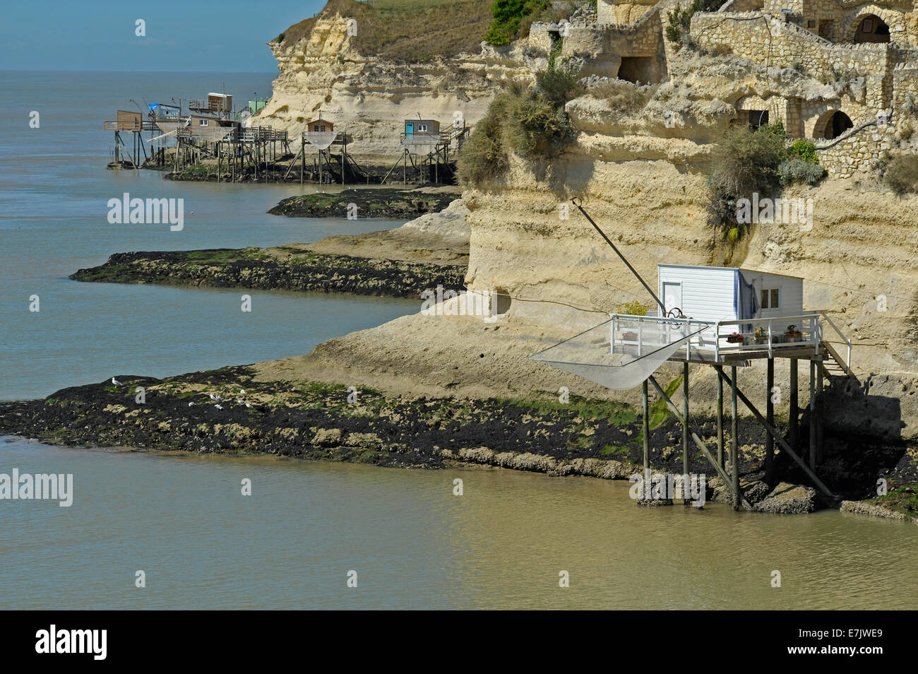 Shrimping baite (Carrelets) sull'estuario della Gironda,Charente Maritime,Poitou Charentes,Francia Foto Stock