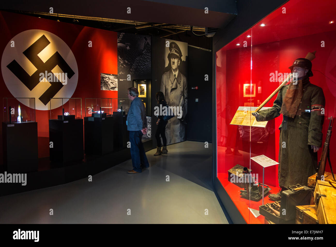 I turisti con audio guide visitare il Bastogne guerra museo sulla Seconda Guerra Mondiale Battaglia di Bulge, Ardenne belghe, Belgio Foto Stock