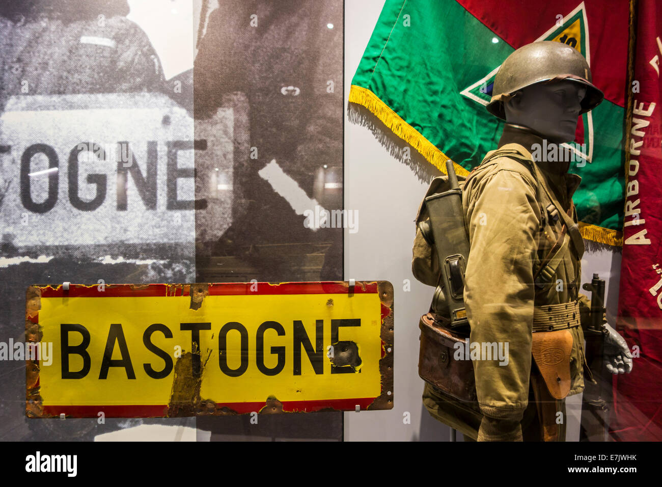Bullet-riddled Bastogne town sign in Bastogne guerra museo sulla Seconda Guerra Mondiale Battaglia di Bulge, Ardenne belghe, Belgio Foto Stock