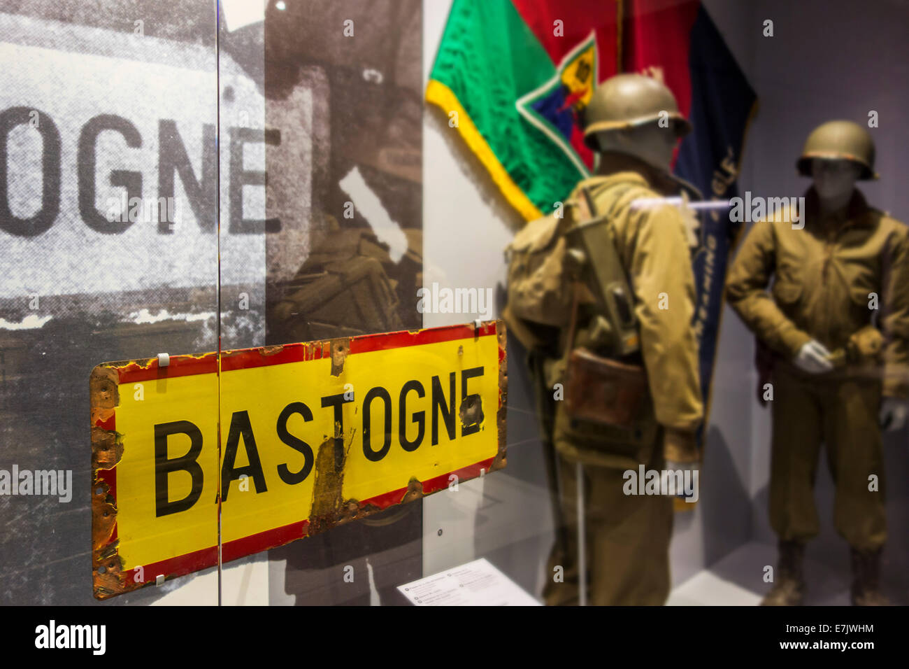 Bullet-riddled Bastogne town sign in Bastogne guerra museo sulla Seconda Guerra Mondiale Battaglia di Bulge, Ardenne belghe, Belgio Foto Stock