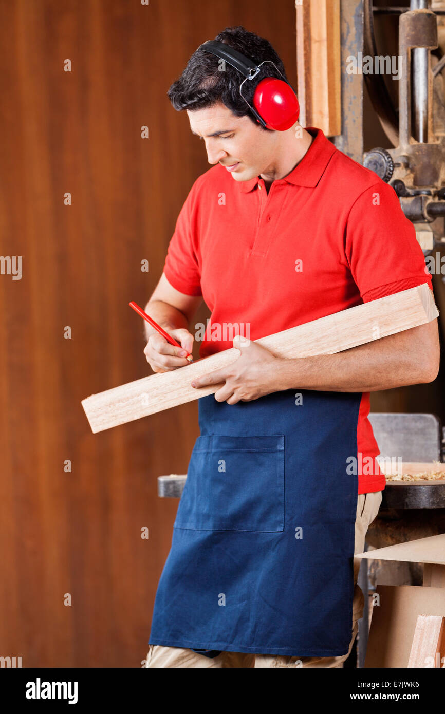 Carpenter la marcatura su legno con matita Foto Stock