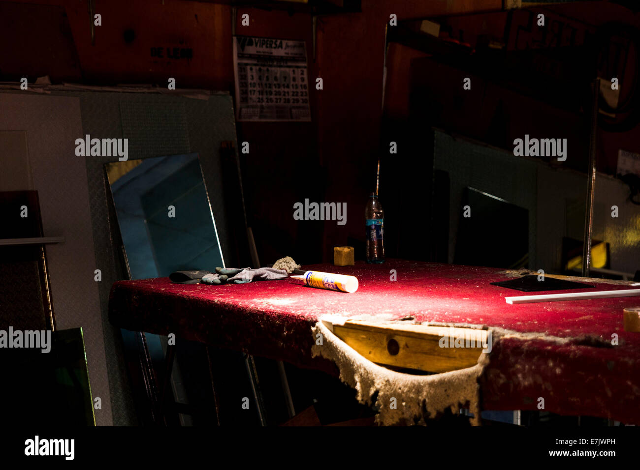 Raggio di luce che colpisce una tabella rossa in un negozio di Chichicastenango mercato, Guatemala Foto Stock