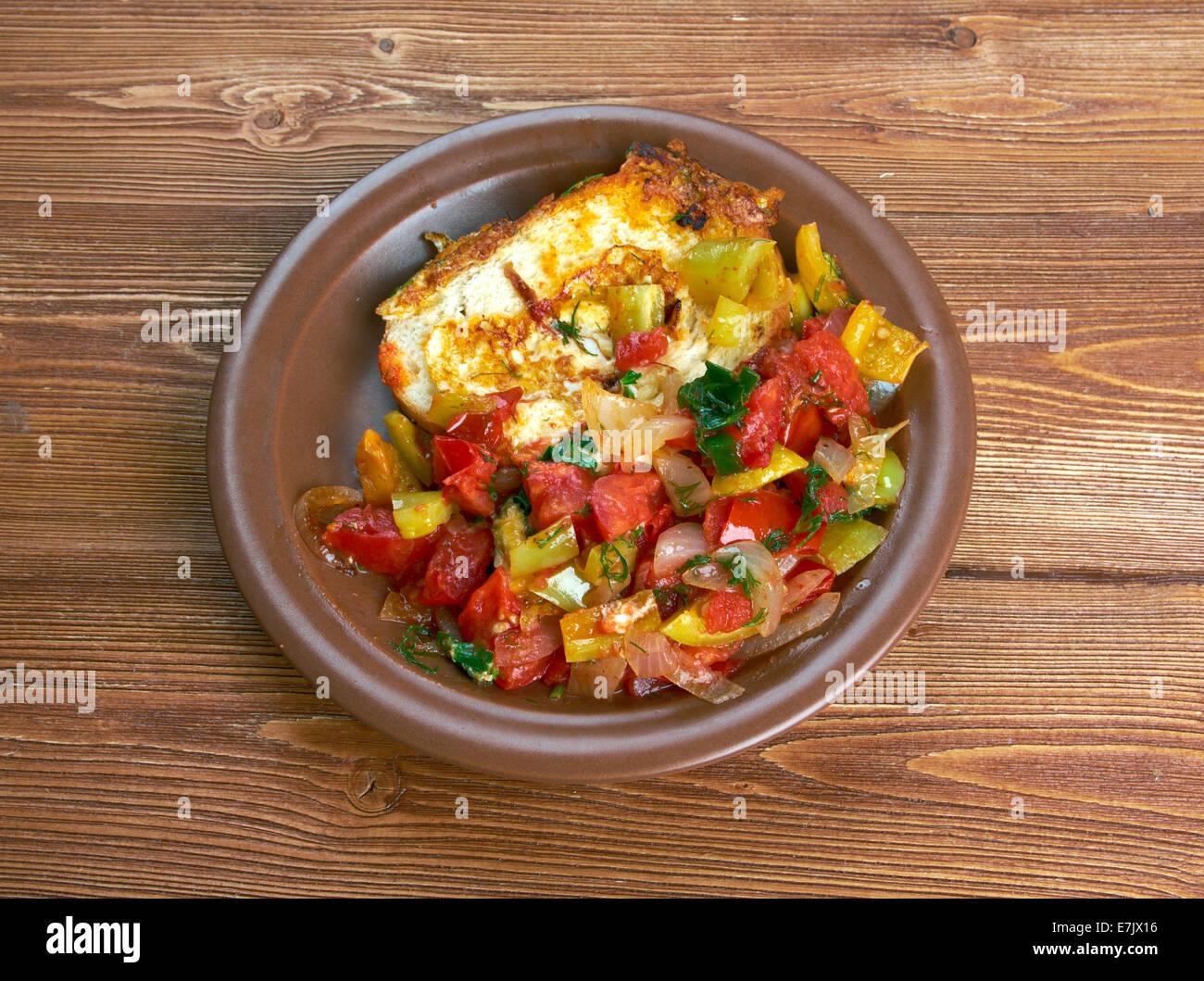Uovo in un foro è il menu della prima colazione con pomodori e peperoni Foto Stock