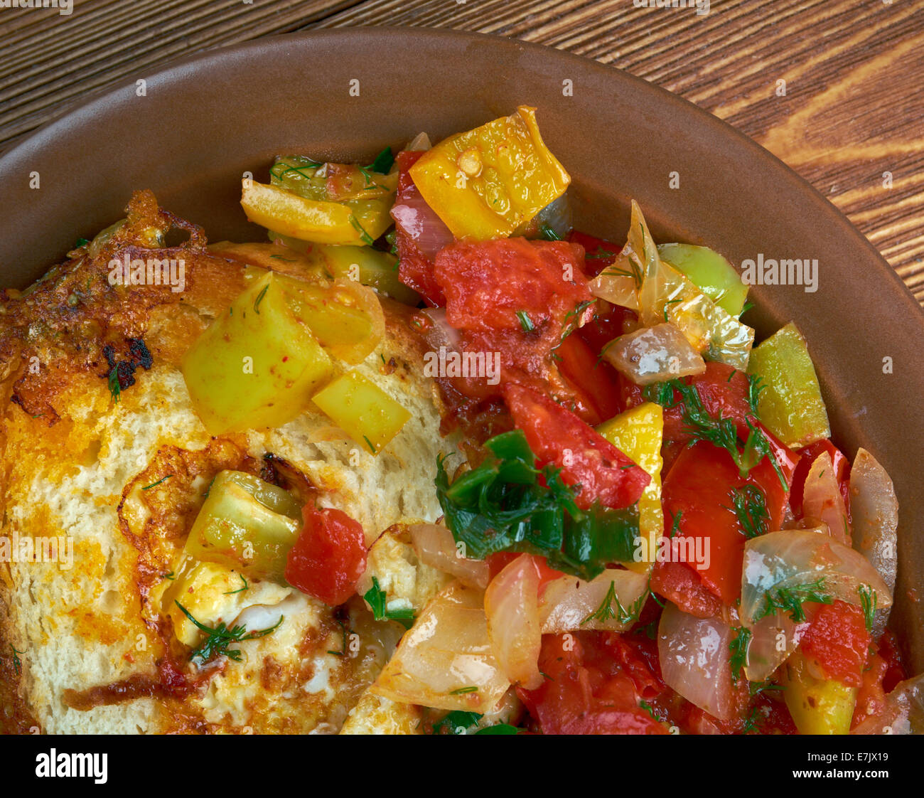 Uovo in un foro è il menu della prima colazione con pomodori e peperoni Foto Stock
