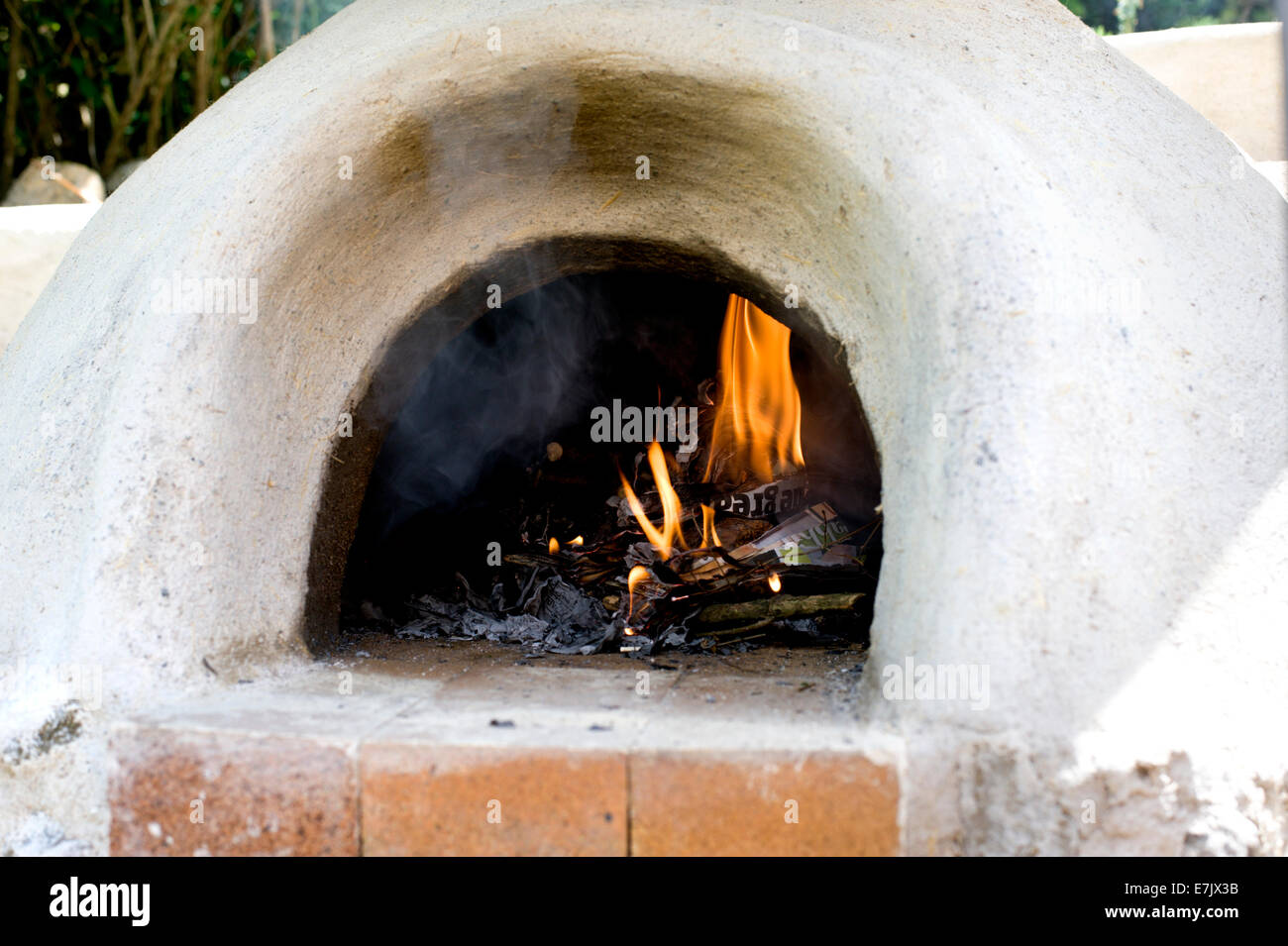 La massa di argilla forno di cob progetto. Costruzione ora completato appena circa il tempo di avviare il primo fuoco in preparazione per la cottura più tardi Foto Stock