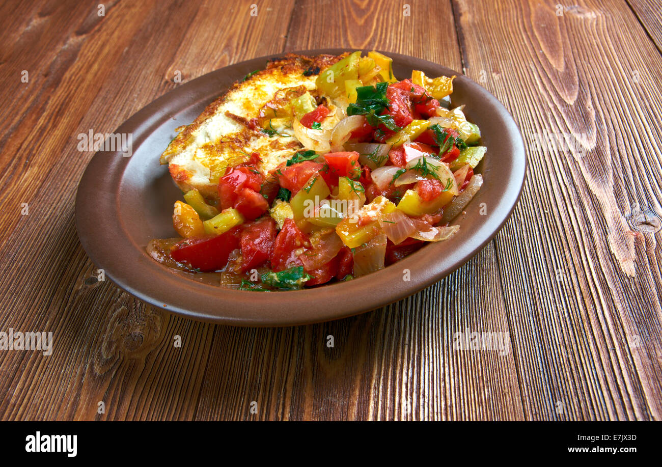 Uovo in un foro è il menu della prima colazione con pomodori e peperoni Foto Stock
