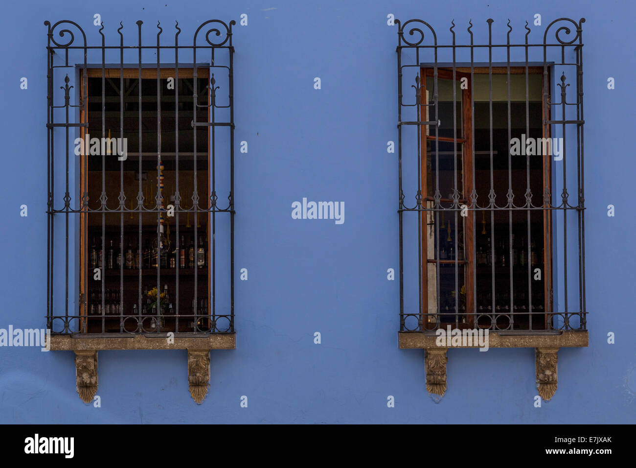 Windows su una parete blu in Antigua, Guatemala Foto Stock