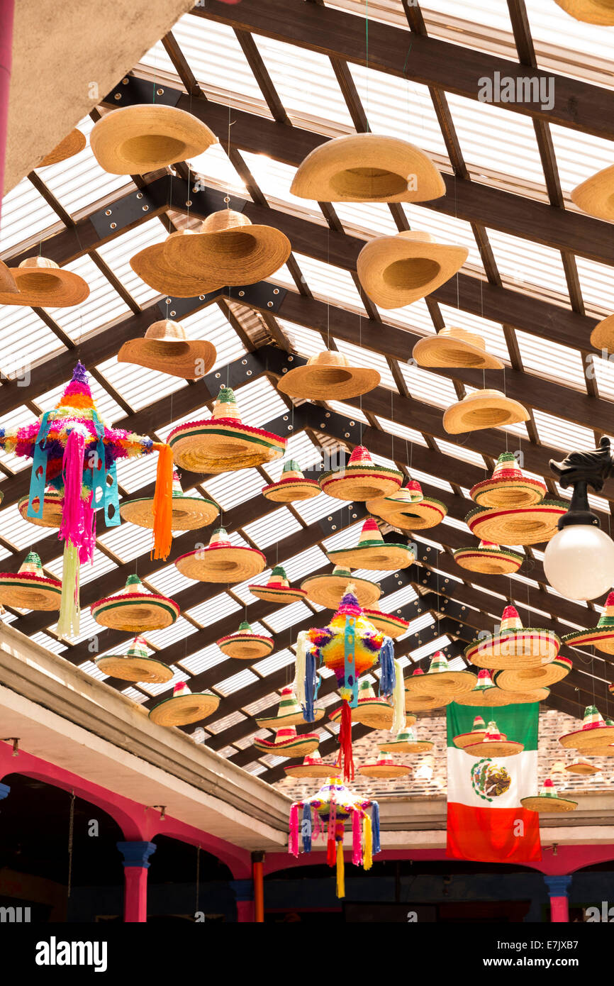 Sombreros messicani a penzoloni al di un tetto di vetro in un ristorante di Antigua, Guatemala Foto Stock